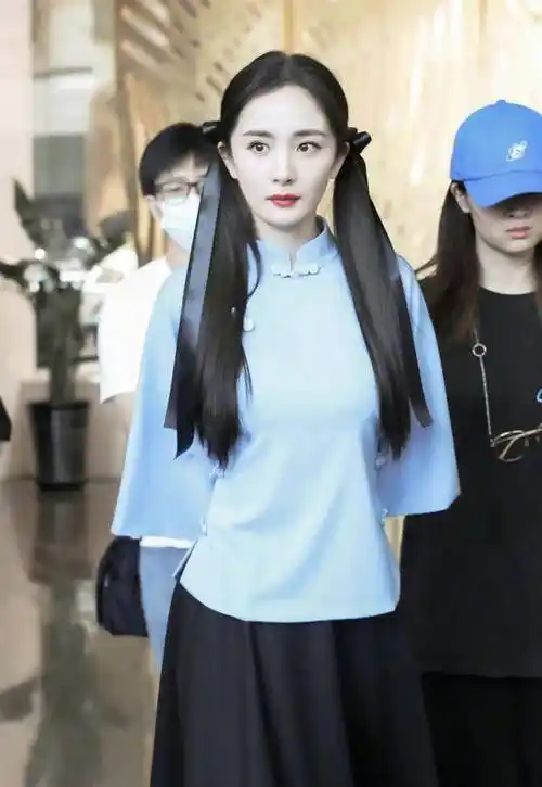 原创杨幂真是会扮美双马尾俏皮可爱穿一身学生装元气满满