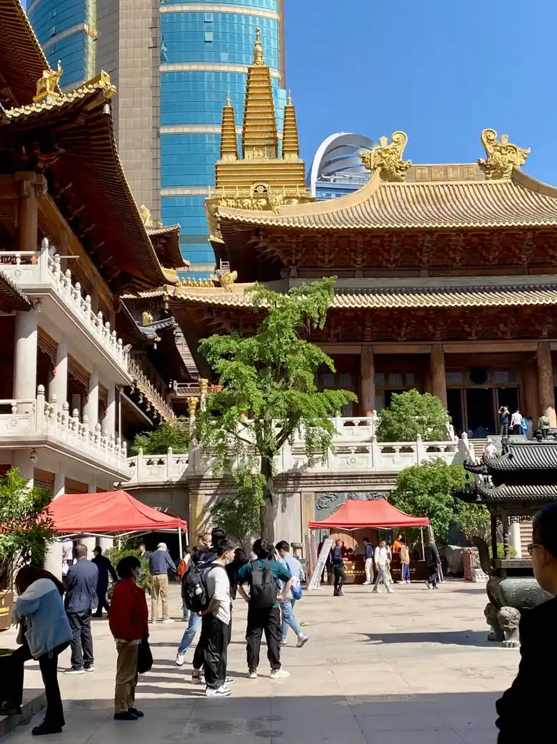 上海静安寺景区风光      静安寺位于上海市南京西路,相传始建于三国