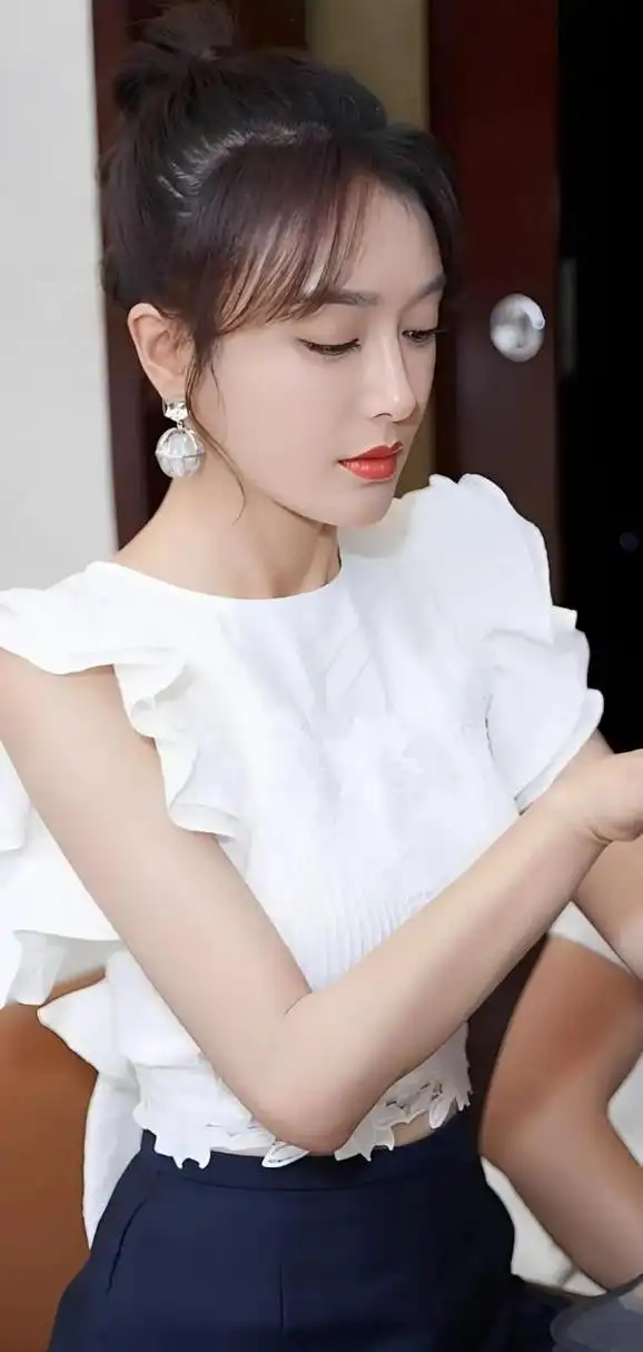 秦岚1979年出生于辽宁省沈阳市,内地女演员,歌手,身高165公分,体重46