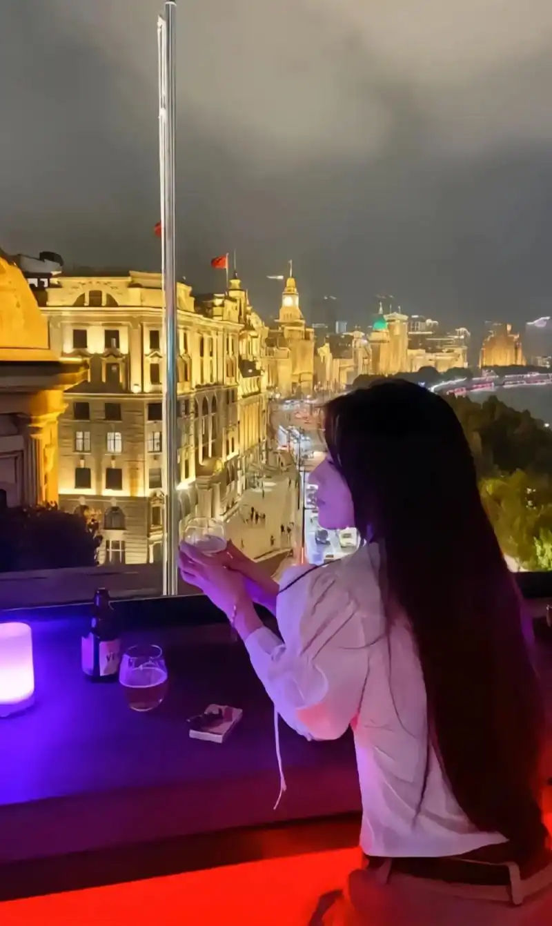 "当一个女人经常喝酒的时候,她喝的不一定是酒,她喝的是委屈, - 抖音