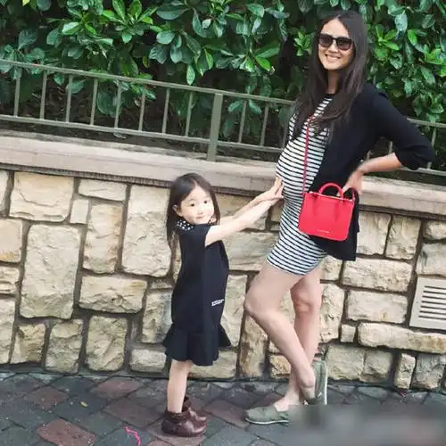 (资料图)"萌神奥莉".李安琪一家合影.