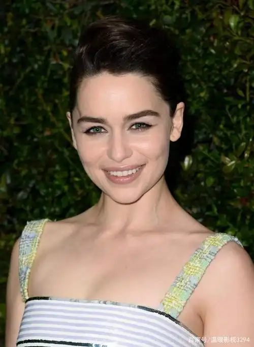 "龙妈"艾米莉亚·克拉克的性感美照和迷人的笑容.