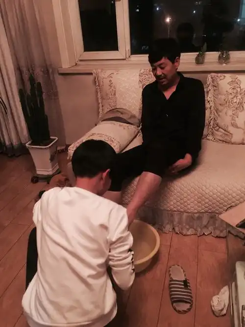 我希望在这个充满阳光的大地上,我们每个人都能心怀感恩的孝敬父母