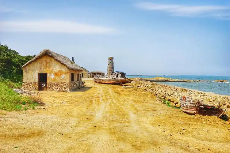 继续漫步在这美丽海边古朴的渔村有点穿越的感觉因为这里有几艘破旧的