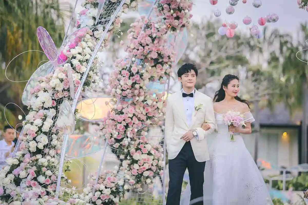 付辛博婚礼深情拥吻颖儿:这辈子都给你捂脚