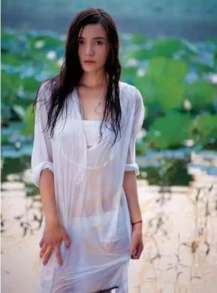 小宋佳早期性感水池里湿身写真好身材一览无遗