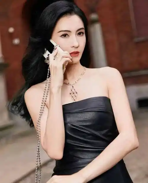 张柏芝妈妈50岁再演三级片,怒批谢霆锋全家戏精上身!