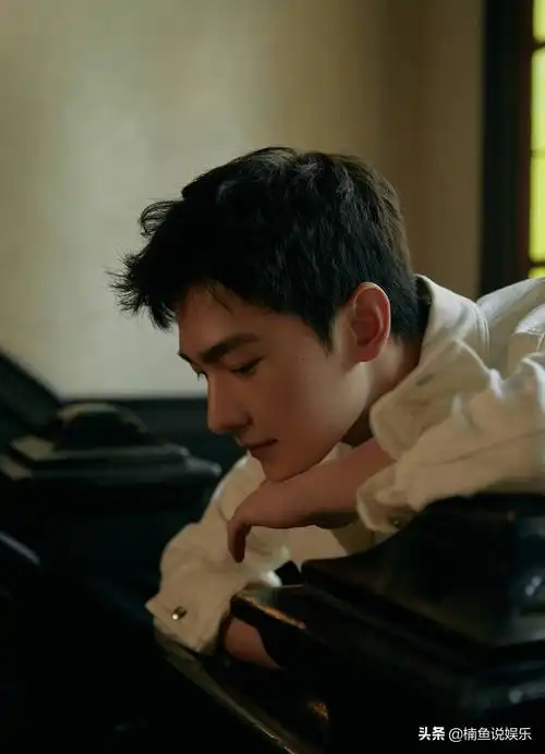 杨洋不愧是军艺校草,工装外套尽显男神范,雕刻般的侧颜好帅气