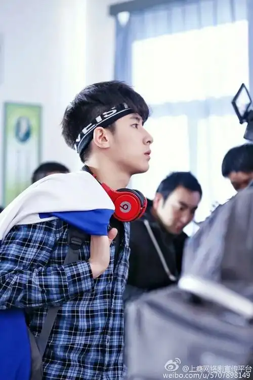 电视剧《上瘾》剧照 黄景瑜饰顾海 许魏洲饰白洛因