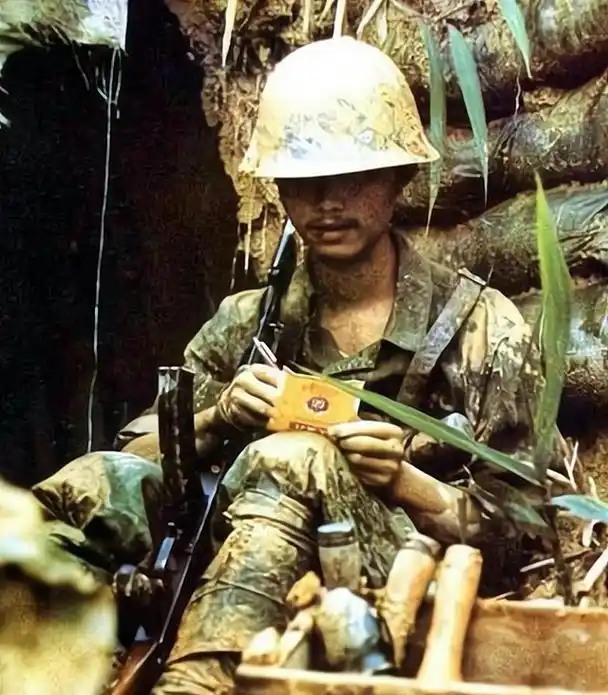 两山轮战时,猫耳洞里的战士如何打发时间?六人三天抽了14条烟