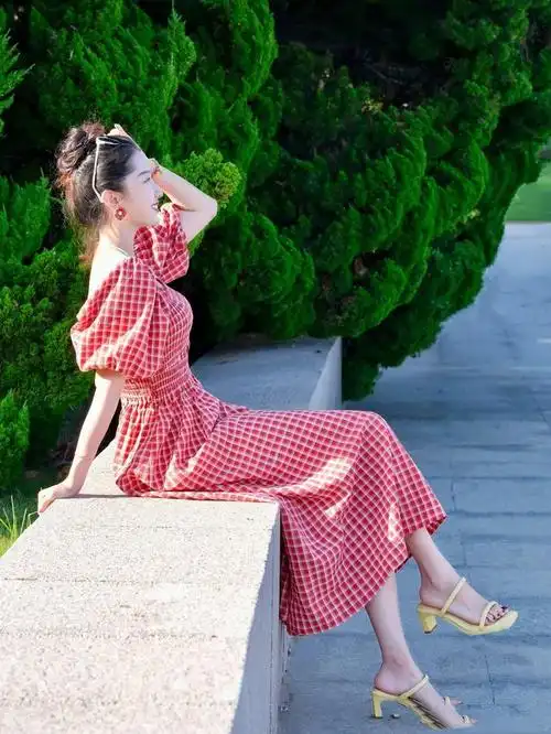 化上精致的妆容,看到温柔漂亮的自己,总会忍不住拍几张美美的照片,穿