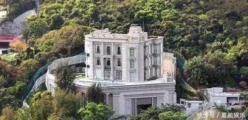 再来看看李嘉诚的家,李嘉诚的别墅位于香港的一个半山腰.