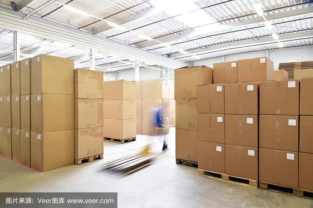 在工业公司的大仓库中储存纸箱