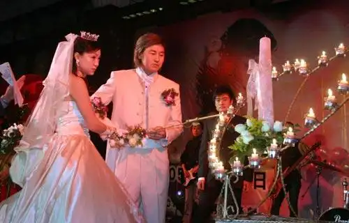 2日实德门将陈东和妻子于杨在大连富丽华大酒店举行婚礼,李明,张恩华