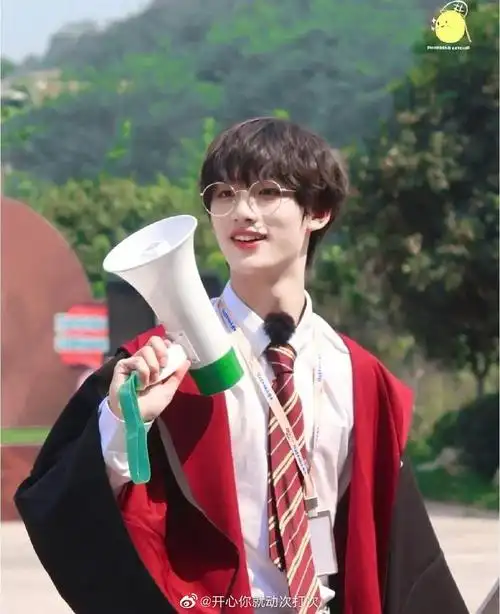 爱惨一些帅哥戴眼镜的画面戴眼镜的丁程鑫真的好有感觉哦