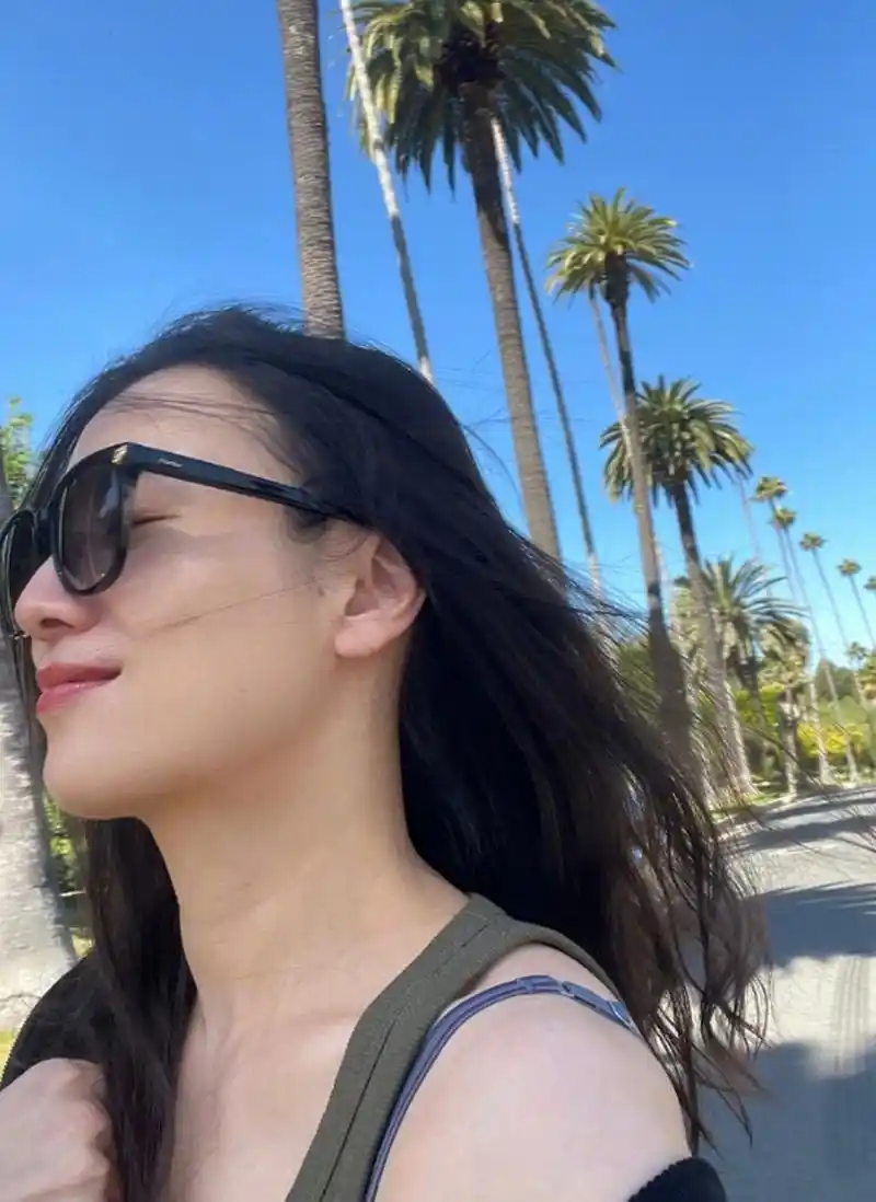 宋佳自拍大放送,短发朵拉头很减龄,你觉得宋佳适合短发吗,个人觉得