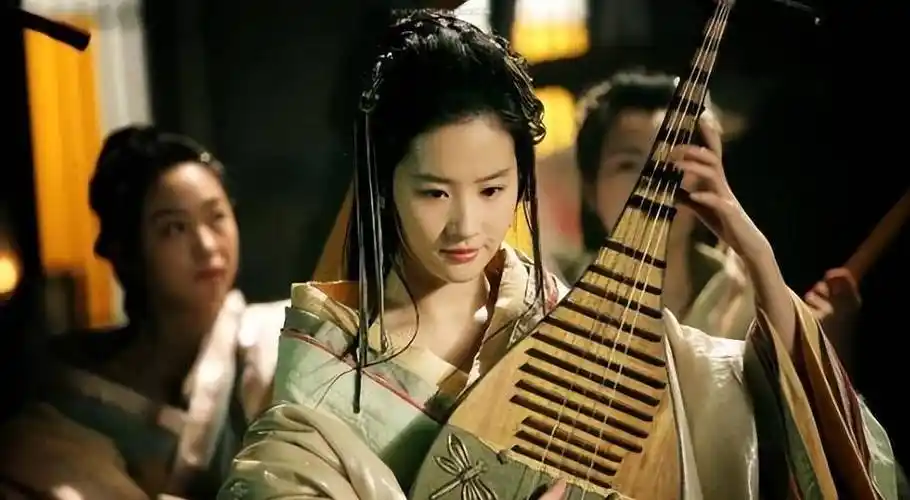 同样演"第一美人",把俞飞鸿,何晴和杨紫放一起,差距就出来了