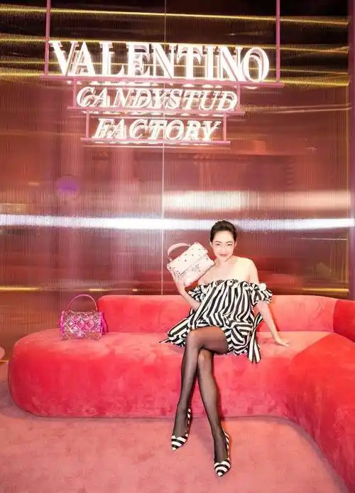 小s徐熙娣真的只有158?穿一字肩连衣裙配黑丝袜,以为她有168