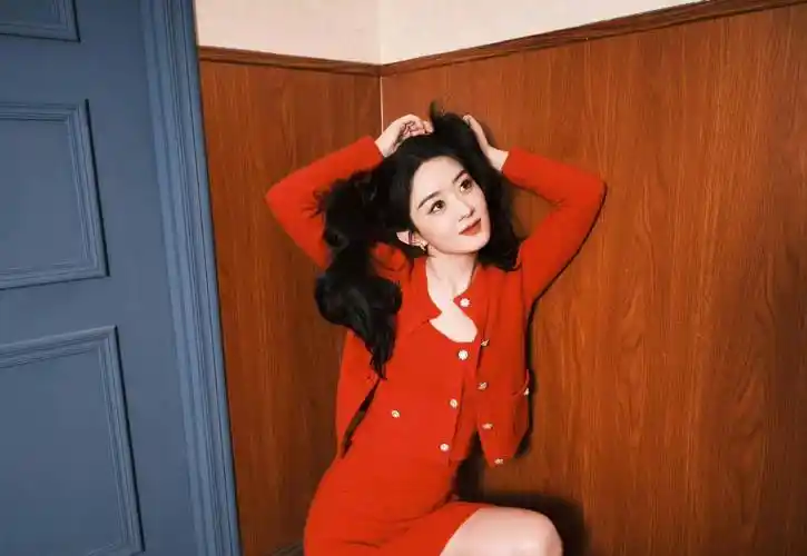 赵丽颖新年红喜庆大片,扎双马尾蝴蝶结盘发好俏皮灵动,甜美可爱_颖宝