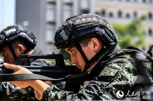 预备特战队员正进行步枪举枪瞄准训练.孙立志摄