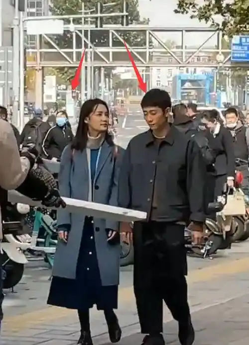 偶遇李沁张一山拍戏路人视角下身高引热议确定相差10公分