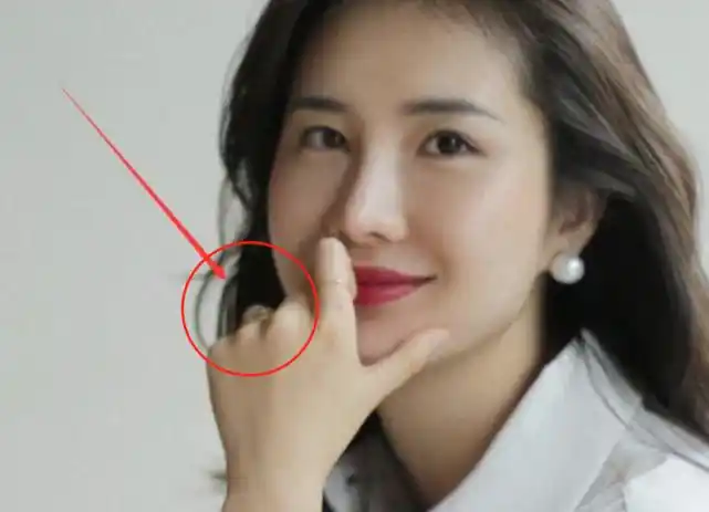 原配董花花晒近照心情大好,背景这细节曝光新身份,疑不靠总裁老公自力