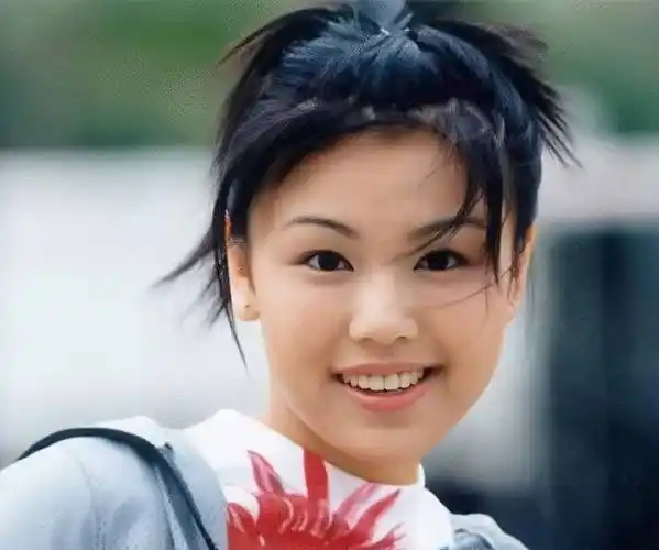 原创突发香港知名女歌手何嘉莉自曝光一家五口陆续确诊被大女儿传染