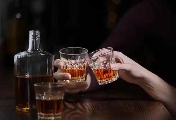 国内男人喝酒的4种方式,不同的人喝酒方式不同,你喜欢哪种?