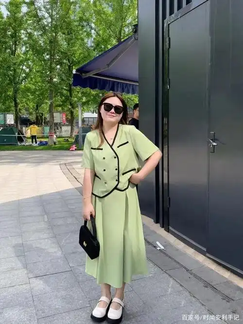 如果很不幸又矮又胖,穿衣搭配要格外注意,以显高显瘦为目标,凹出好