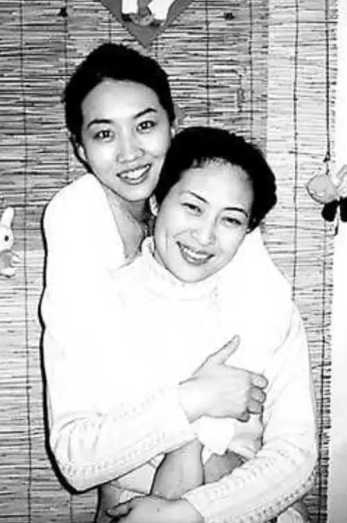 某天,许娣去剧院传达室拿报纸,导演刘文田一眼看中了仪表庄和,恭敬肃