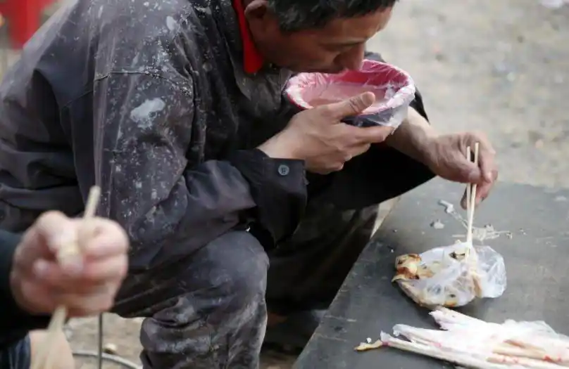 民工正在吃饭,即使生活有苦,他们依然能笑出来,这是一种强大