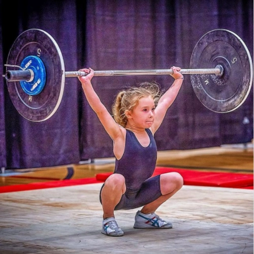 最小巨力士7岁小女孩举起80公斤杠铃网友能举起两个我