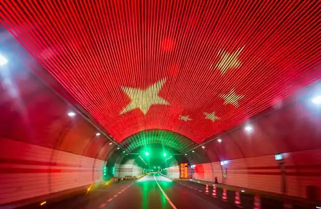 空姐眼中的二郎山忘不了隧道中的那面五星红旗