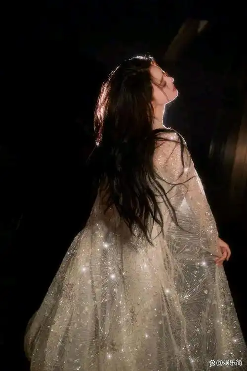 的娱乐圈焦点人物张馨予在个人社交账号上晒出了一组令人惊艳的造型图