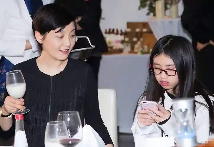 并未再生儿育女,而是选择在孤儿院领养了一名女孩,跟着徐帆姓取名徐小