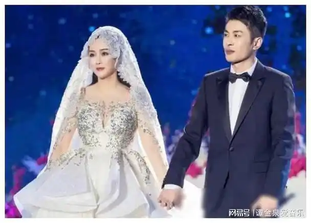 为网红站台打下手明星沦为赚钱工具娱乐圈还有底线吗