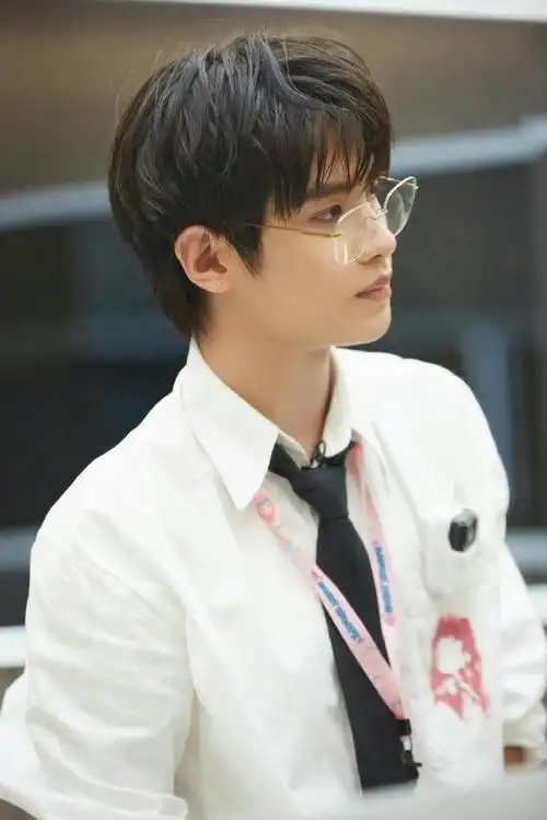 黄明昊密逃4白衬衫眼镜造型##黄明昊密逃4眼镜西装造型高清剧