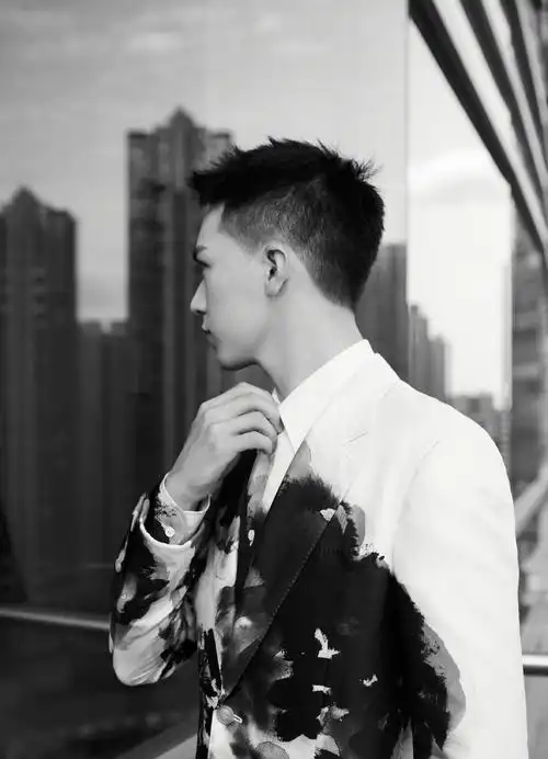 许魏洲这雕刻般的五官,深邃迷人,又凌厉又柔和,少年感十足_高清图集