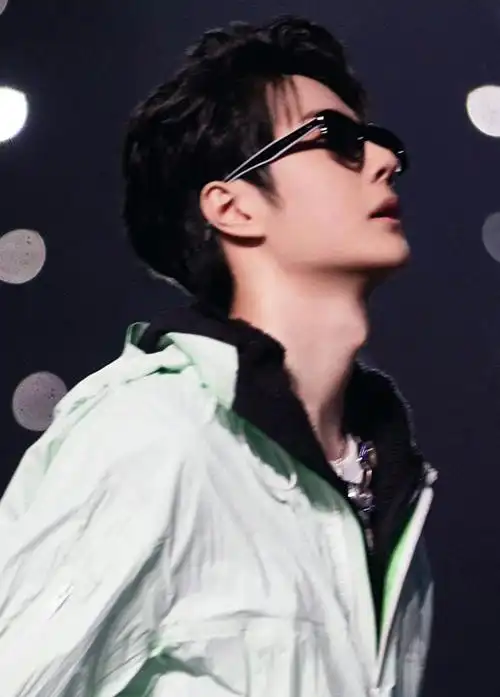 这喉结,我直接开舔#王一博