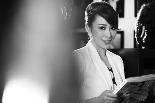 组图:武小莉曝黑白写真高贵冷艳