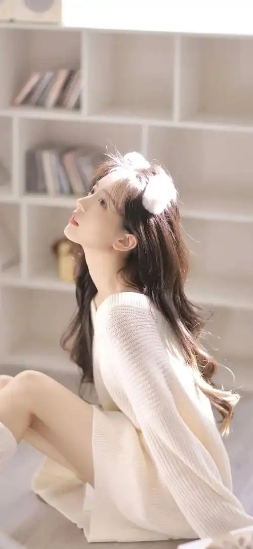 可爱温柔的猫耳朵女孩坐在地上抬头望侧脸美丽手机壁纸