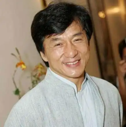 68岁成龙现身武校,走路踉跄直不起腰老了很多,双手握手很谦卑