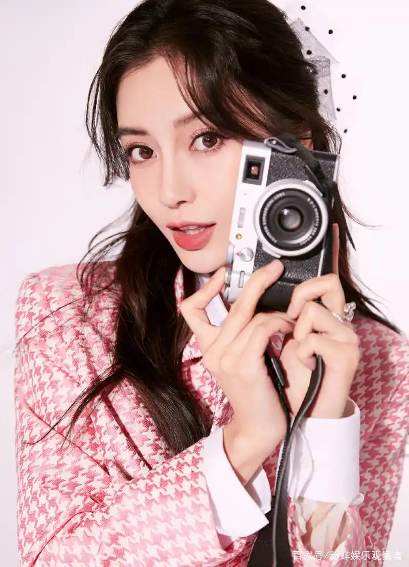 杨颖一身粉色千鸟格套装,甜美可爱满糖少女,美图颜值在线