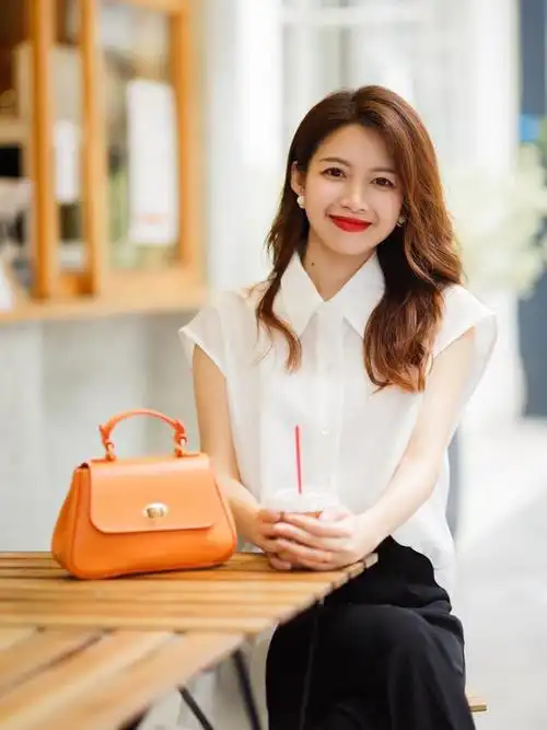 职场女性拍照指南,跟着这些姿势摆拍,拍照干净气质,优雅好看