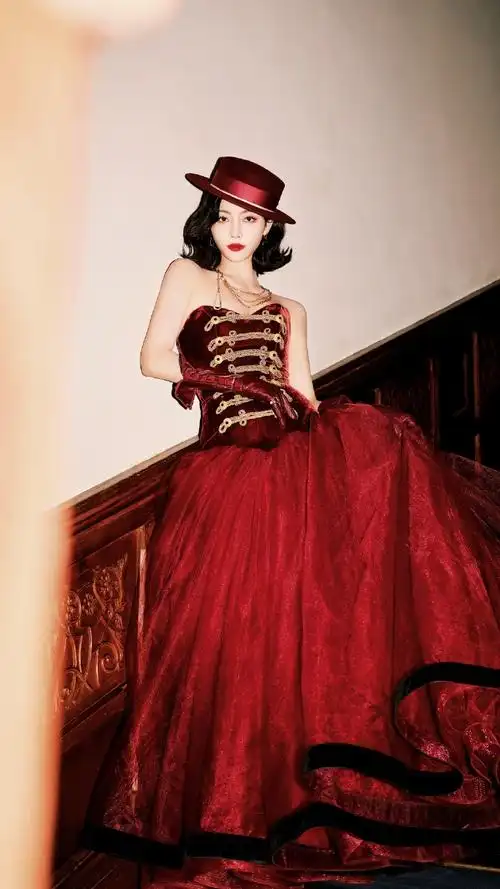 红色摩登复古女郎许佳琪95#微博之夜