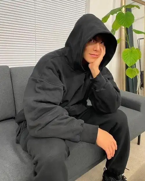 韩国艺人金宇彬sns发布近照穿帽衫仅露小脸|金宇彬|韩国艺人|近照