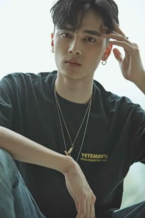 高旻睿最新写真大片曝光太阳系少年成长进行时