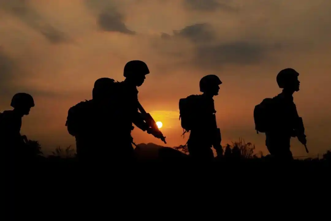 光影交错间这是军人最美战斗姿态