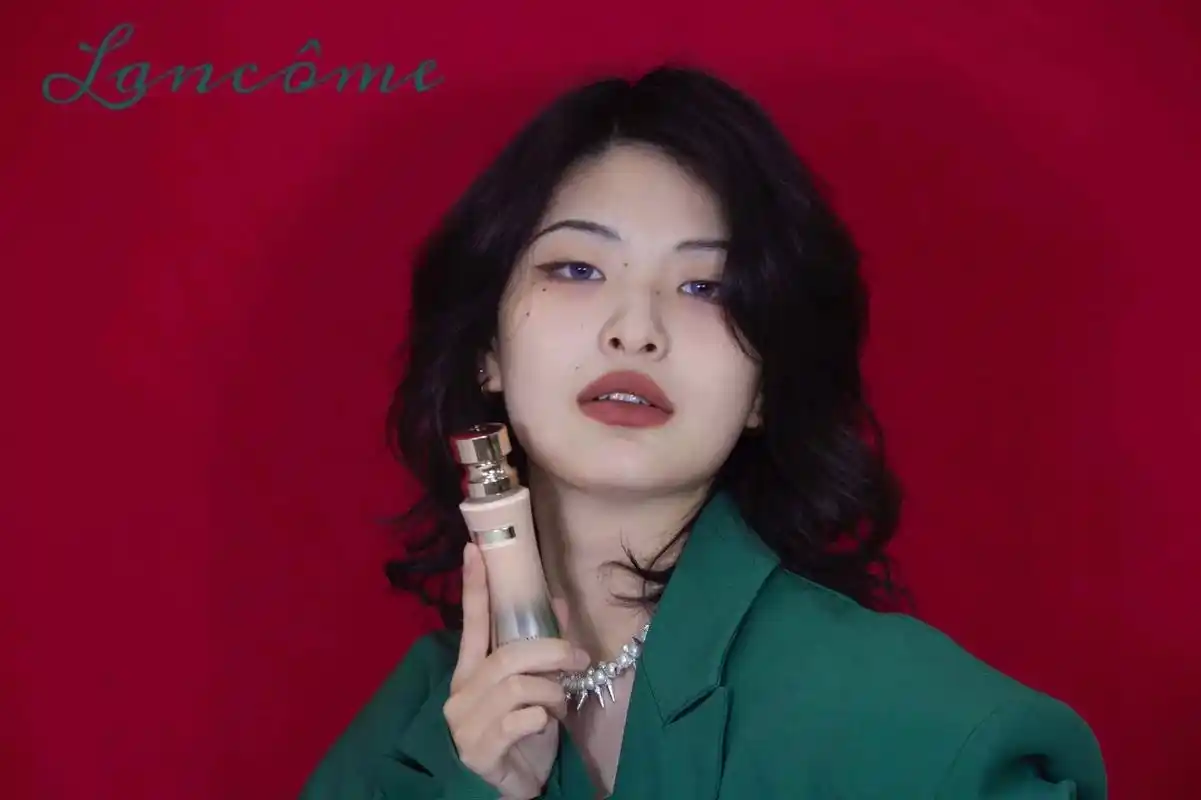 趁着红底先排练一下结婚照#30岁 #红底合照 #瞎拍系列 # - 抖音