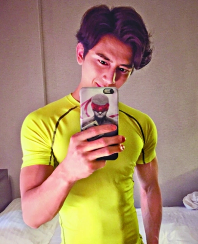 新浪娱乐讯 据香港媒体报道,上个月,yumi被拍到和肌肉男星孙祖君夜